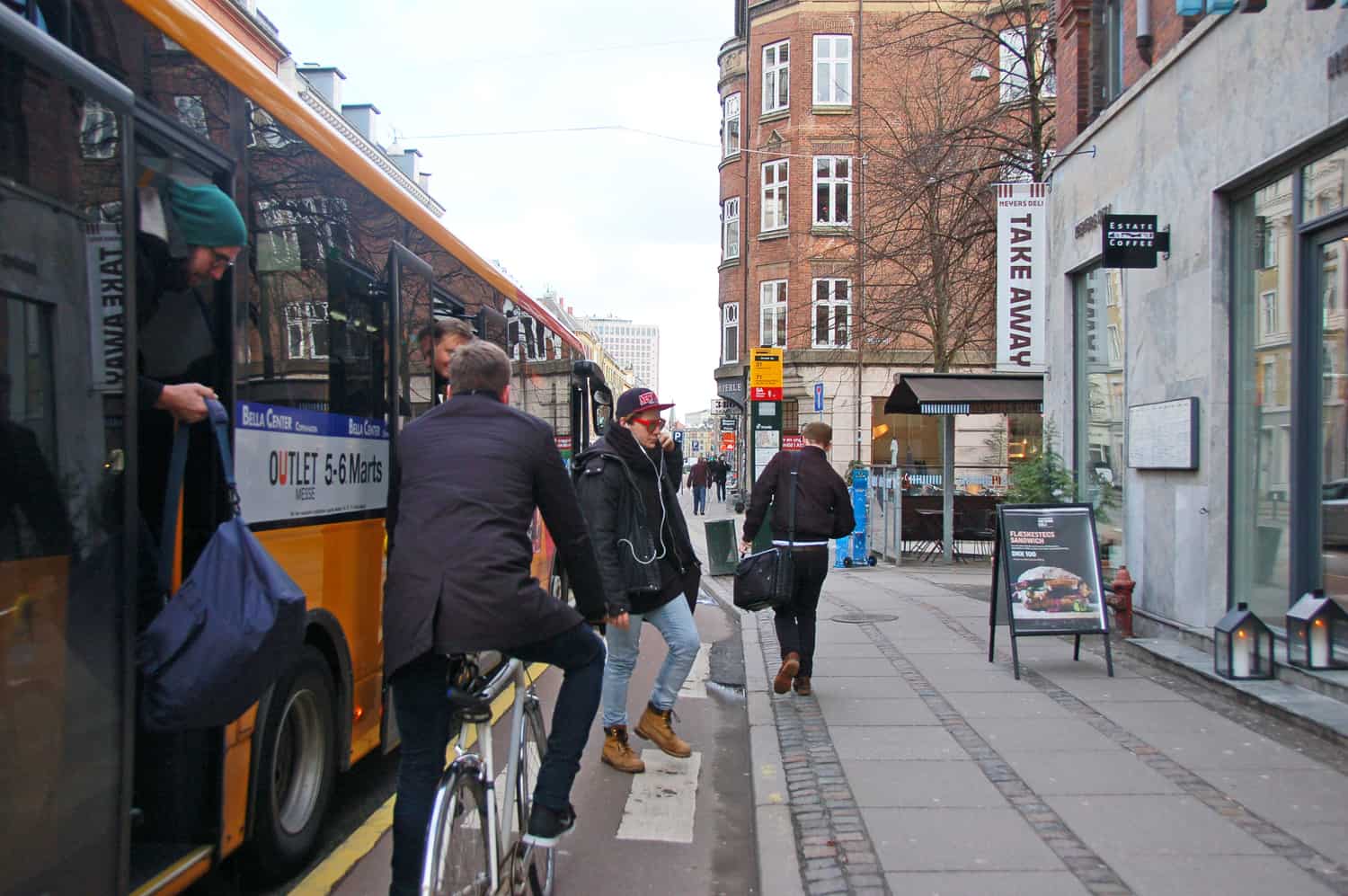 Bus and bikes - who should stop?