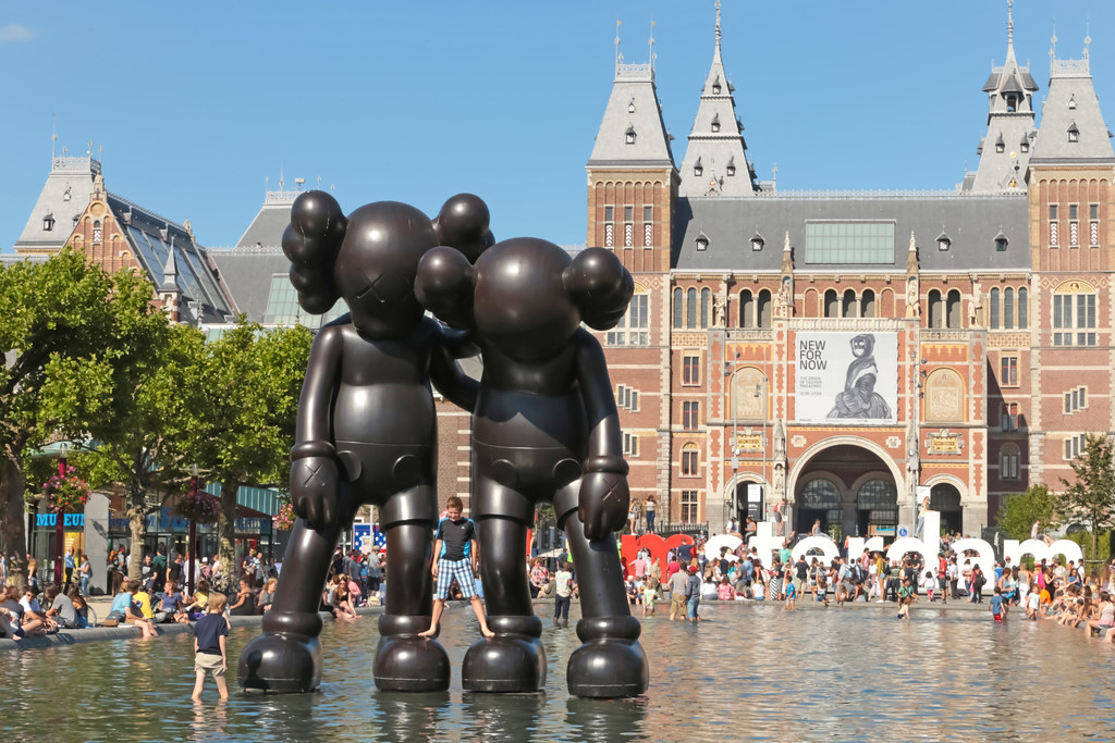 museumplein-amsterdam-summer-rent-bike