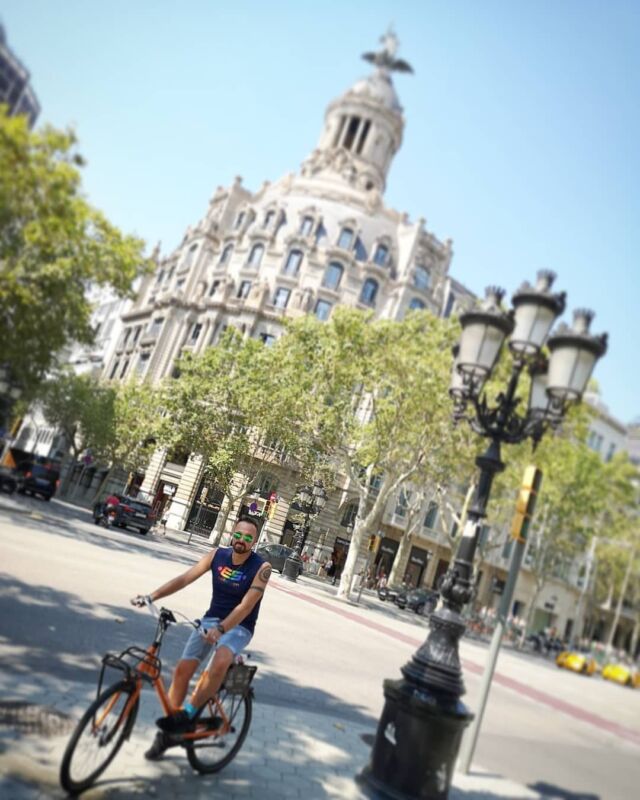 🇪🇸 "I want to ride my bicycle, I want to ride it where I like" (Queen) At the rental donkey in Barcelona . . . . . . . . . . . . . . . . . . . . . #bicycle #donkeyrepublic #catalunya #catalonia #barcelona #gaudi #igdaily #art #instagood #instalife #travel #holiday #gaycruise #gay #homo #instagay #gaylife #gaystagram #gaybeard #gaysnap #gaypic #scruff #gayscruff #gayguy #dutchgay #gayspain